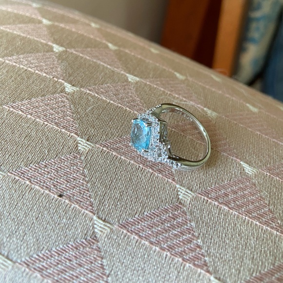 Lovely sky blue (light) topaz ,white sapphire ring - Picture 5 of 5